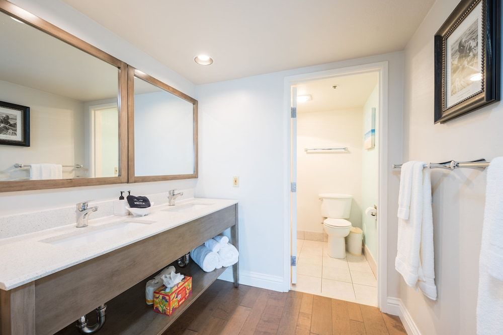 456 Embarcadero Inn & Suites Luxury King-Sofa (Corner Suite) Full Harbor View – Non Pet Friendly 5