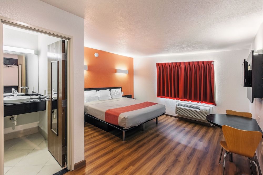 Motel 6 North Richland Hills, TX Deluxe Room, 1 King Bed, Non Smoking, Refrigerator & Microwave 2