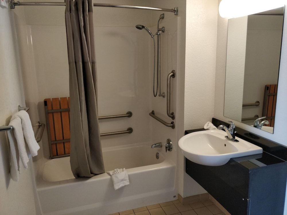 Motel 6 North Richland Hills, TX Standard Room, 1 King Bed, Non Smoking 6