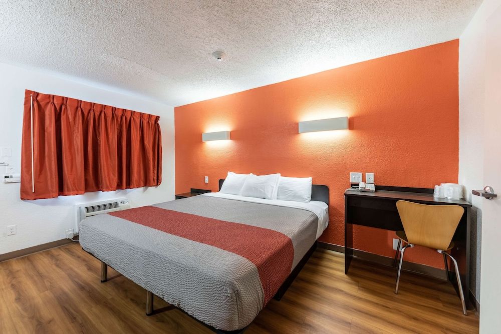 Motel 6 North Richland Hills, TX Standard Room, 1 King Bed, Non Smoking 2