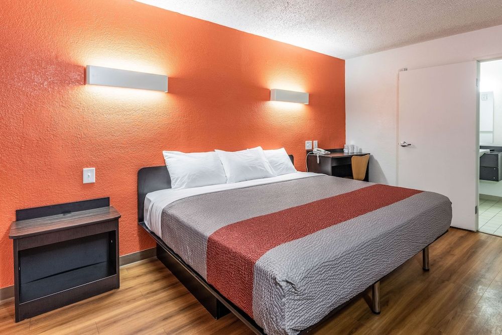 Motel 6 North Richland Hills, TX Standard Room, 1 King Bed, Non Smoking