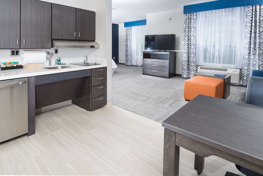 Studio, 1 King Bed, Accessible (Mobility & Hearing, Roll-in Shower)