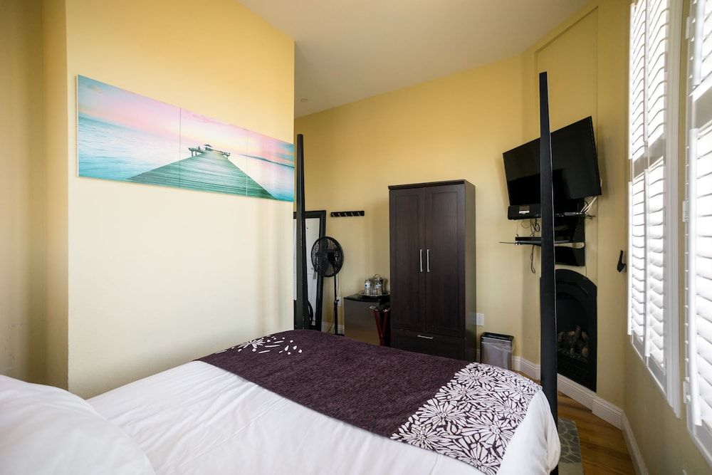Rio Vista Suites Room 8: Economy Queen