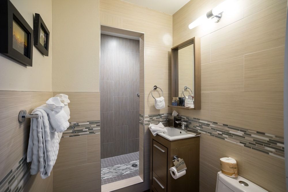 Rio Vista Suites Room 8: Economy Queen 4