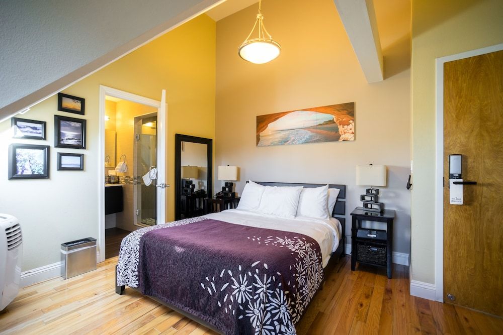 Room 9: An Economy Attic Queen