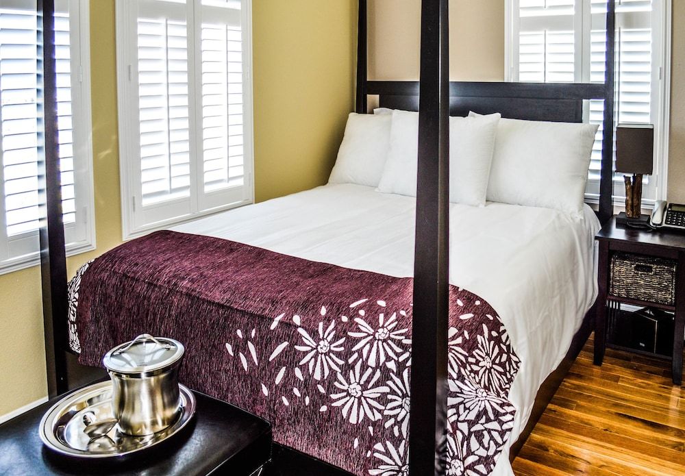 Rio Vista Suites Room 8: Economy Queen 2