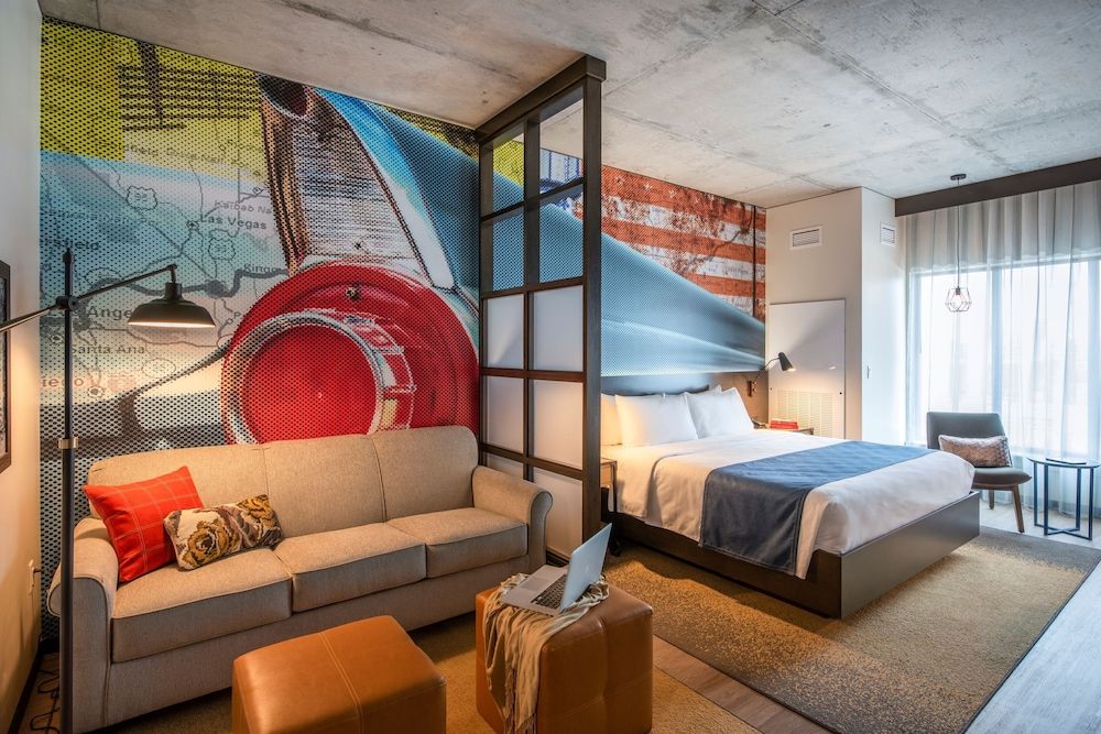 Premium Room, 1 King Bed, Accessible Bathtub, Non Smoking (Communications Accessible)