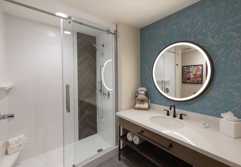 Standard Room, 1 King Bed, Mobility Accessible (Mobility, Roll-In Shower)