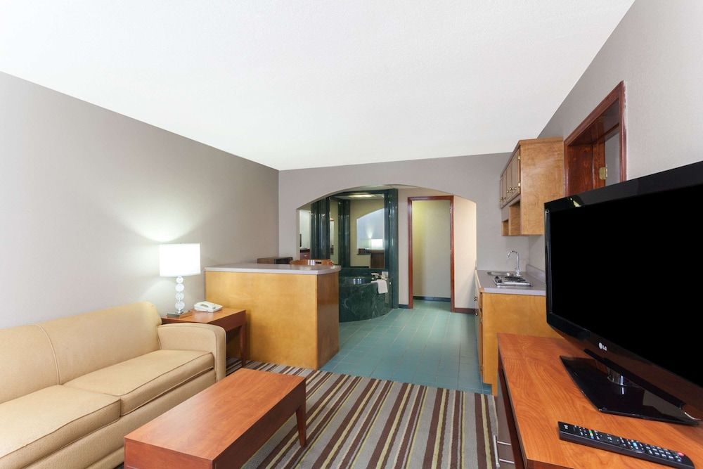 Suite, 1 King Bed, Non Smoking (One-Bedroom)