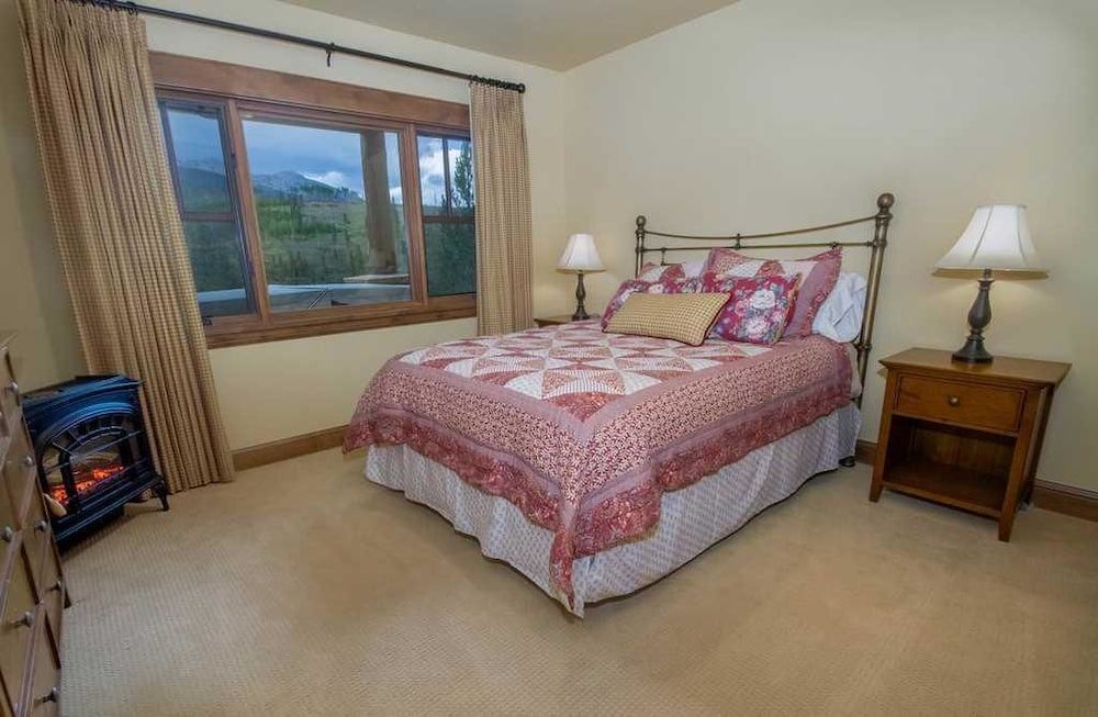 Luxury House, 5 Bedrooms, Hot Tub, Mountain View