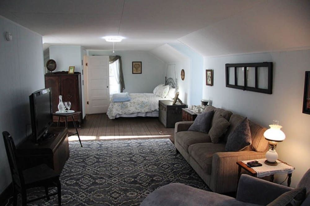 Riverboat Bed & Breakfast Suite, Private Bathroom (Serio Suite) 3