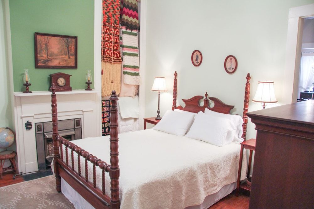 Riverboat Bed & Breakfast Room, Private Bathroom (The Green Stateroom) 2