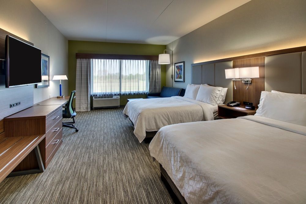 Suite, 2 Queen Beds, Accessible (Comm & Mobil, Roll-In Shower)