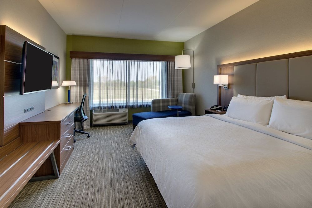 Standard Room, 1 King Bed, Accessible (Mobility, Roll-In Shower)