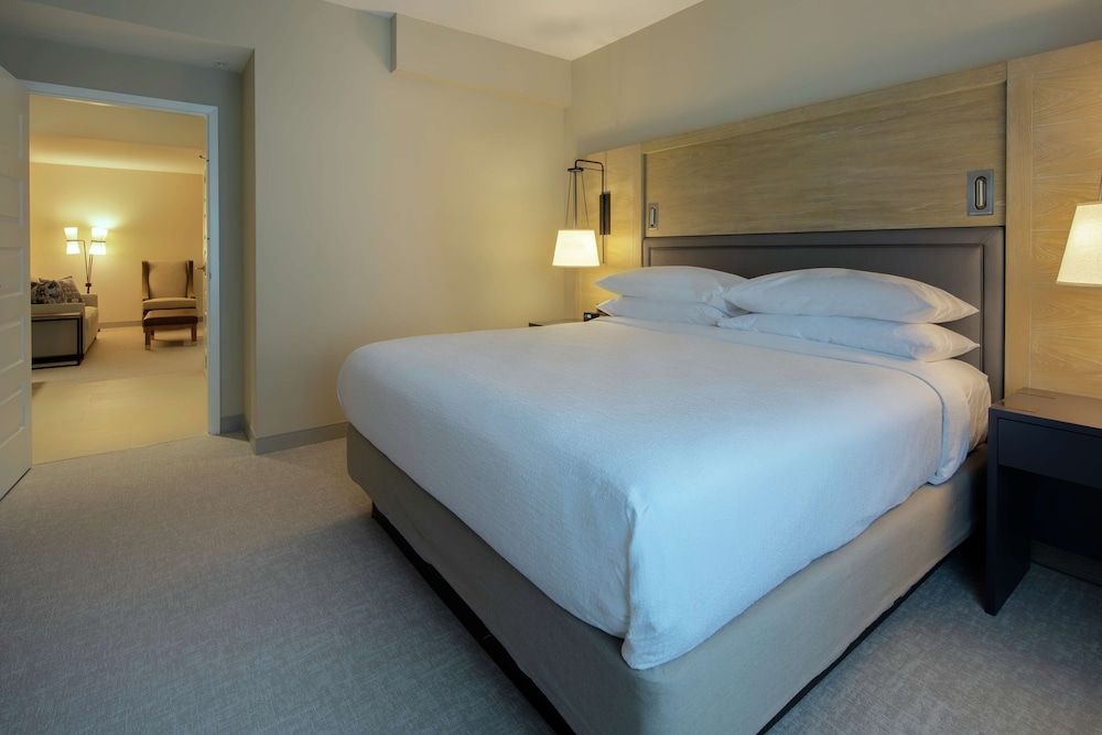 Suite, 1 King Bed, Balcony