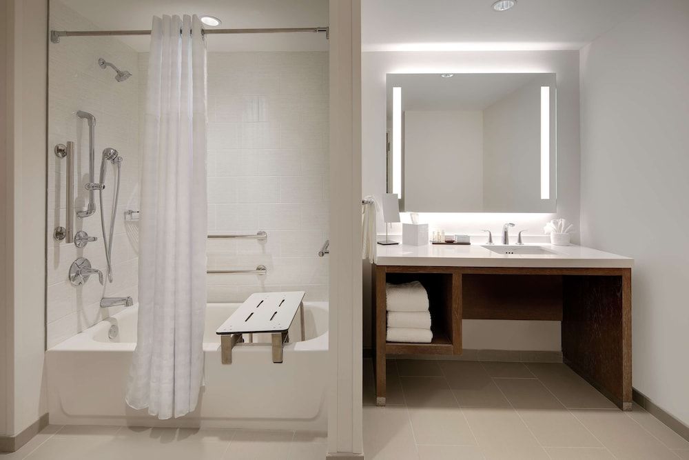Suite, 1 King Bed, Accessible, Balcony (Bathtub)