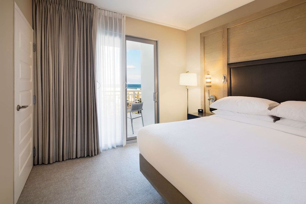 Suite, 1 King Bed, Accessible, Balcony (Roll-In Shower)