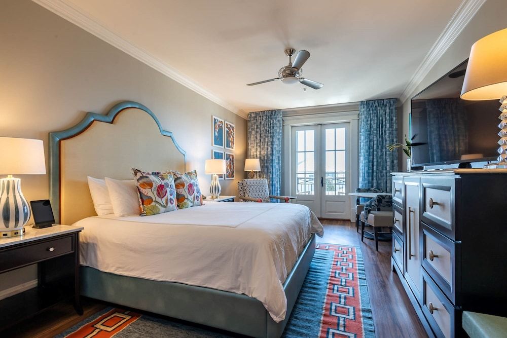 Standard Room, 1 King Bed, Pool View (Pool View Guest Room)
