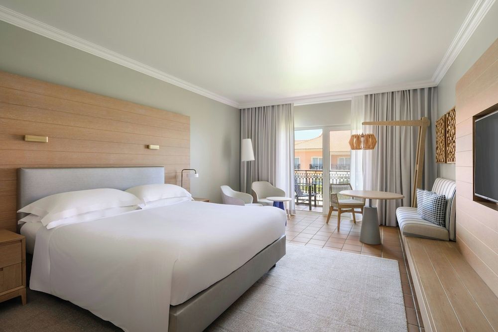 Room, 1 King Bed, Non Smoking, Partial Ocean View