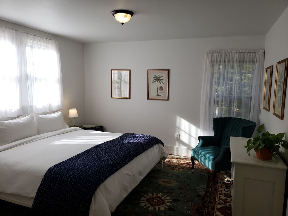 Standard Room, 1 King Bed, Private Bathroom (Room 14)