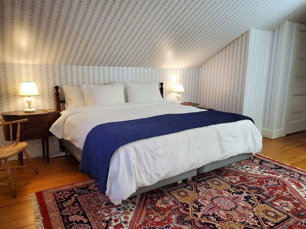 Standard Room, 1 King Bed, Private Bathroom (Room 15)