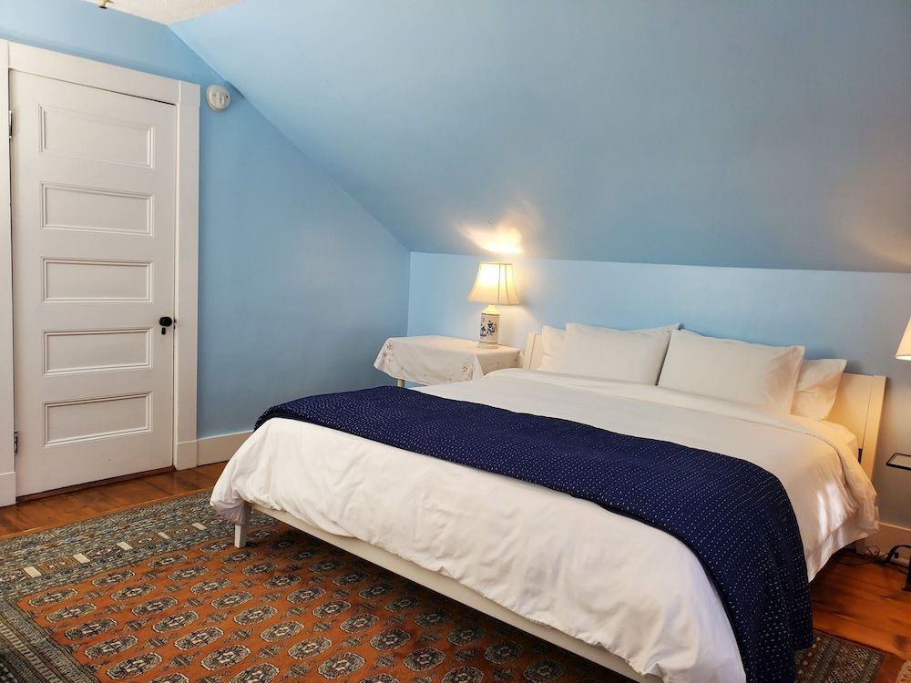 Standard Room, 1 King Bed, Private Bathroom (Room 16)