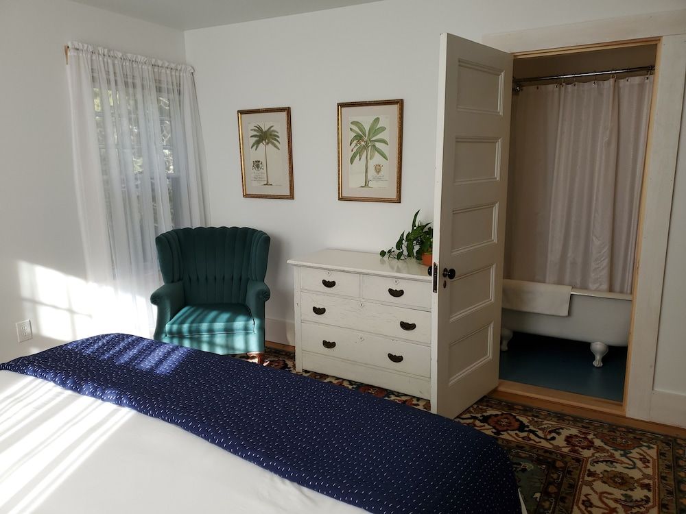 Standard Room, 1 King Bed, Private Bathroom (Room 14)