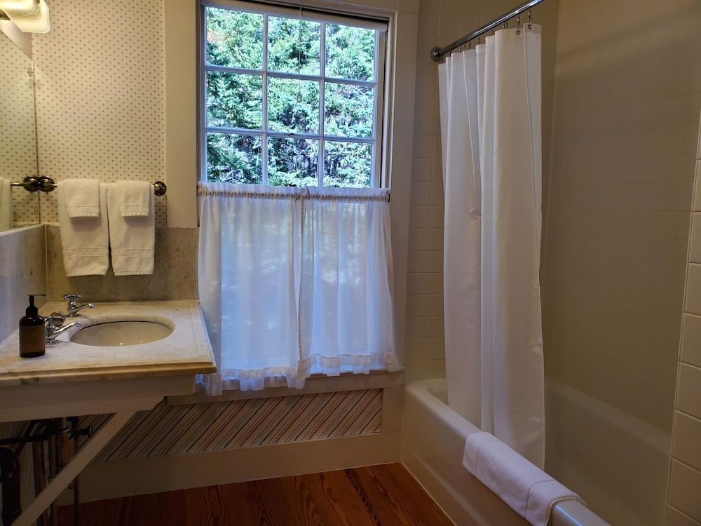 Deluxe Room, 1 Queen Bed, Kitchenette (Room 05)