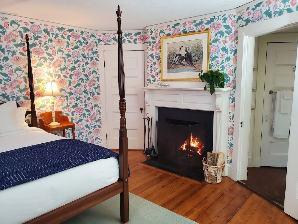 Standard Suite, 1 King Bed, Fireplace (Room 08)