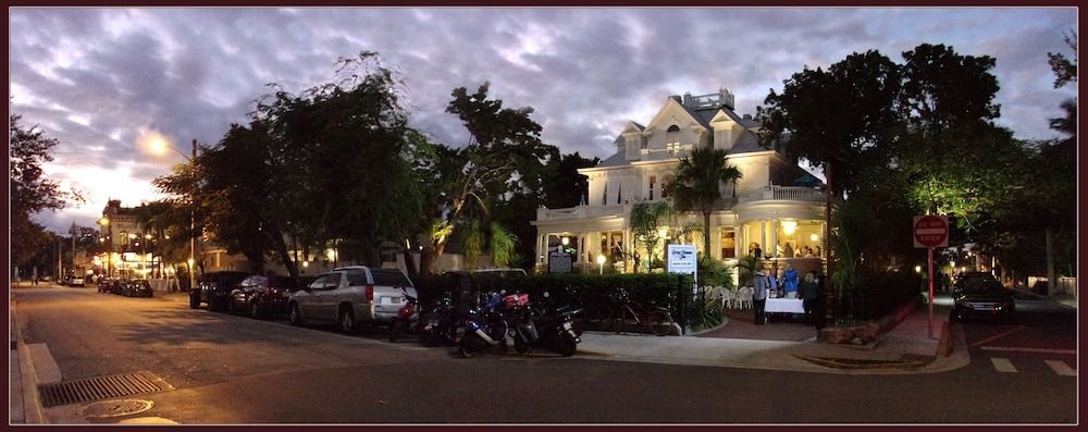 undefined Amsterdam's Curry Mansion Inn 10