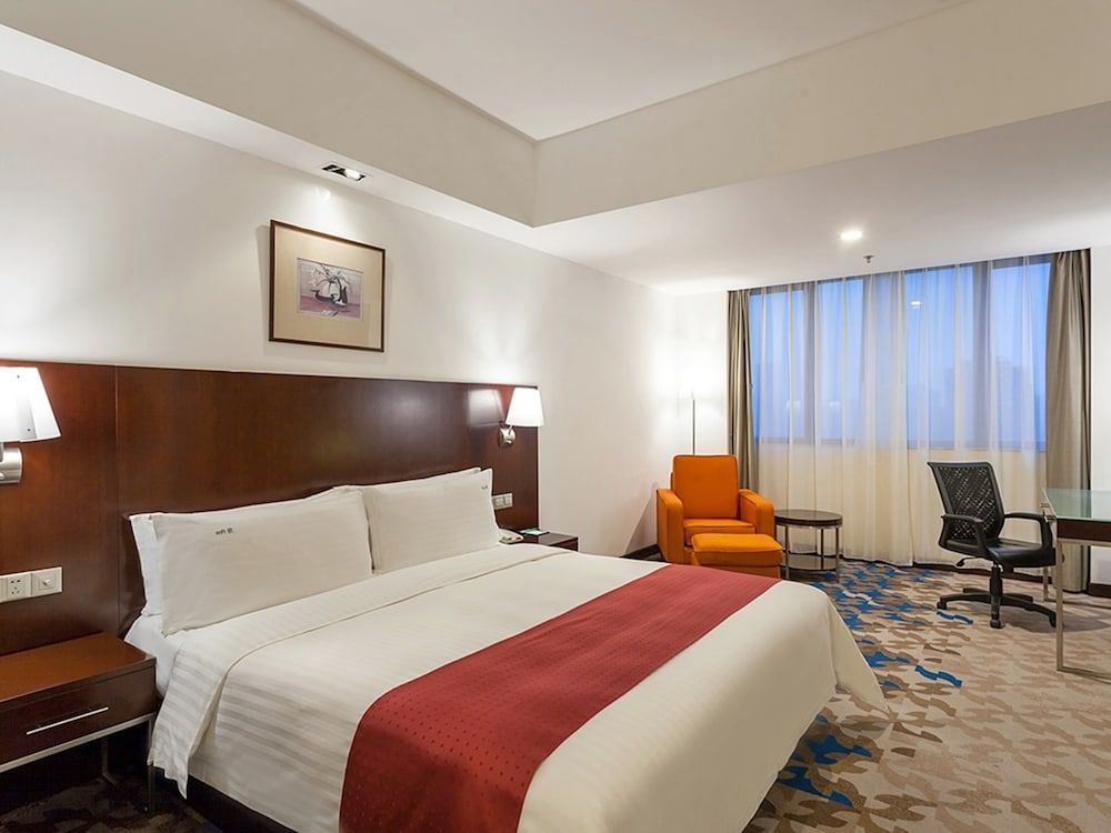 1 King Bed Premium Lounge Access