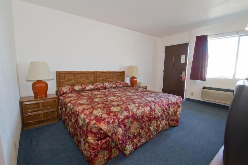 Room, 1 King Bed, Non Smoking, Refrigerator & Microwave