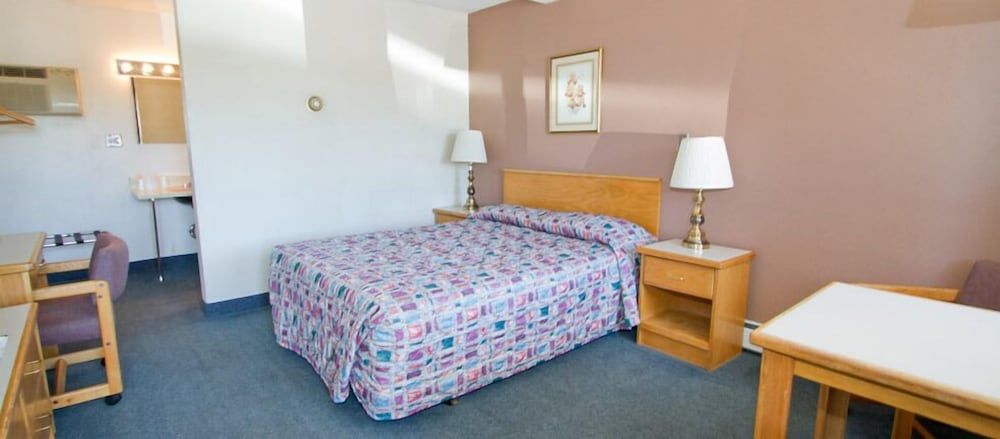 Room, 1 King Bed, Non Smoking, Refrigerator & Microwave