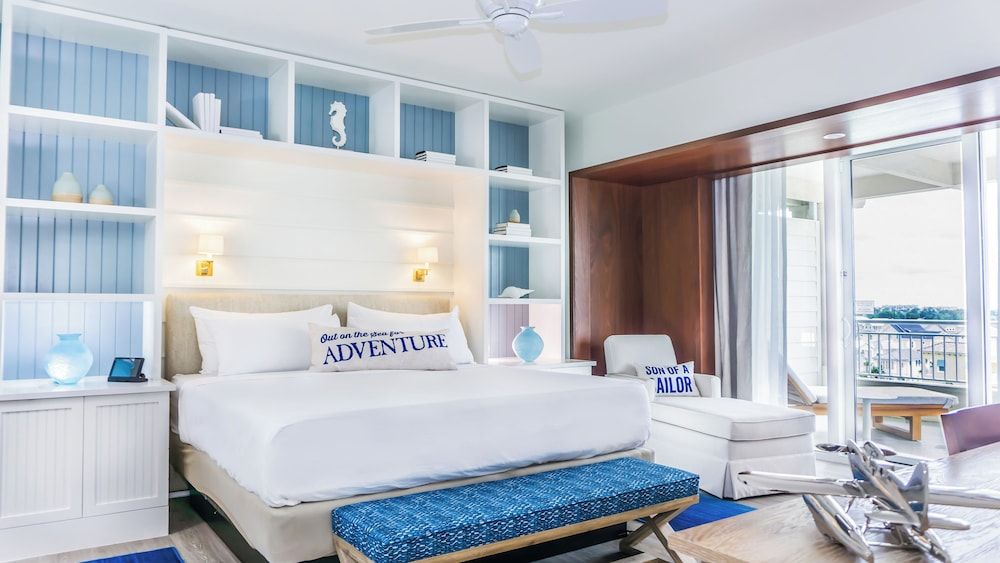 Deluxe Suite, 1 King Bed with Sofa bed, Pool View