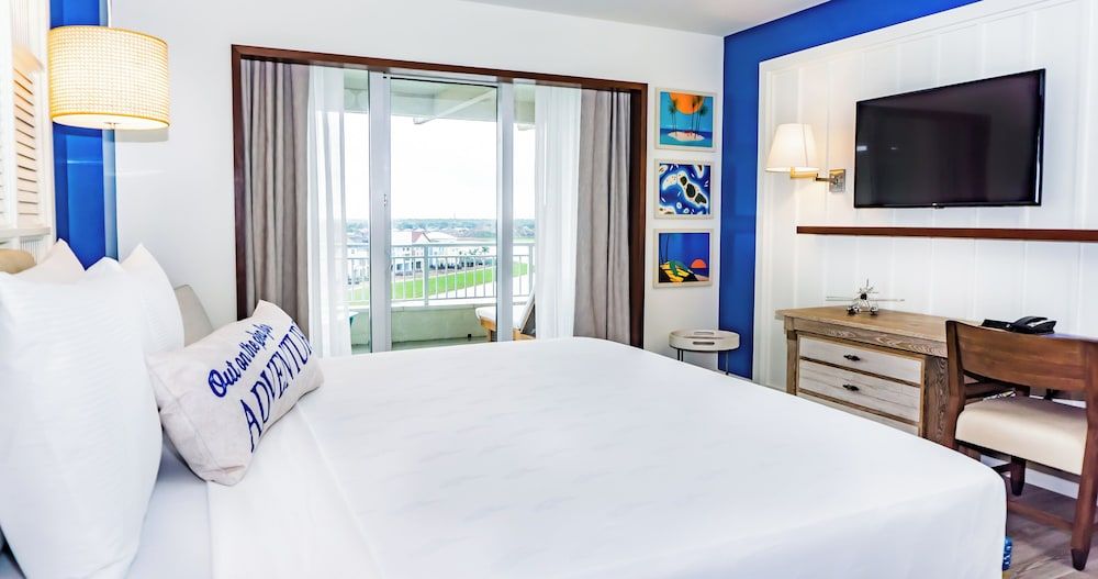 Deluxe Suite, 1 King Bed with Sofa bed, Pool View
