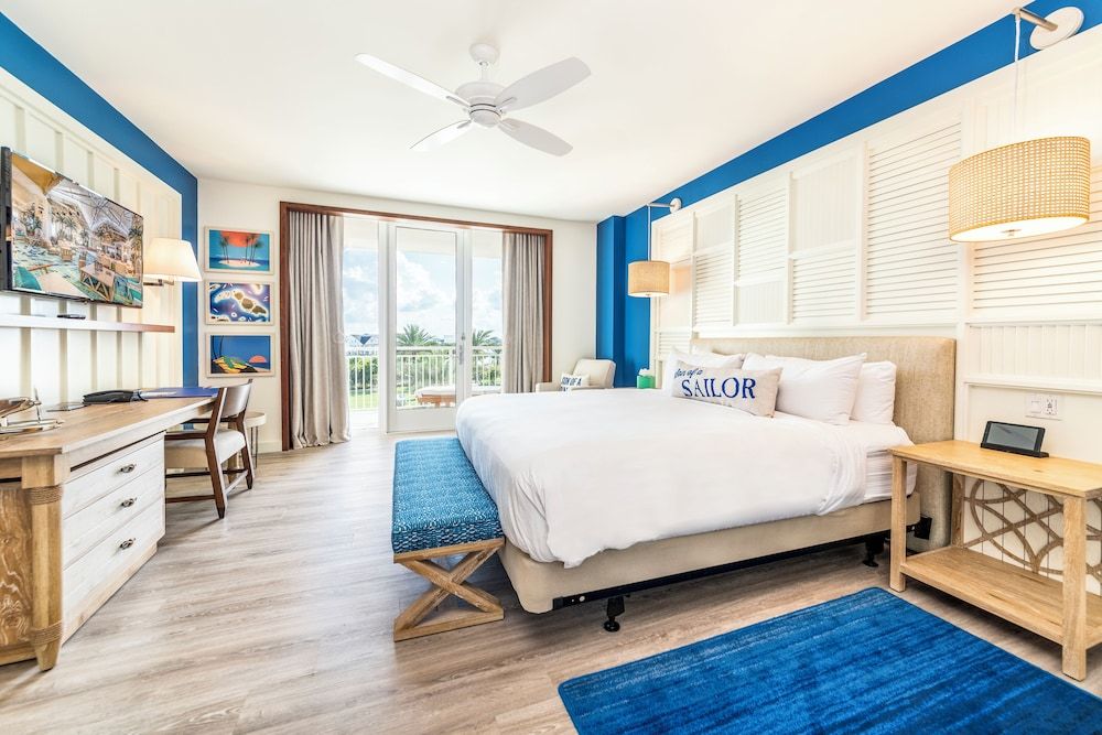 Suite, 1 King Bed with Sofa bed, Accessible, Pool View