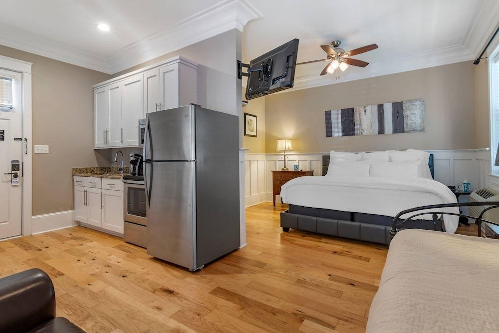 Suite, 1 King Bed with Sofa bed, Non Smoking (Efficiency)