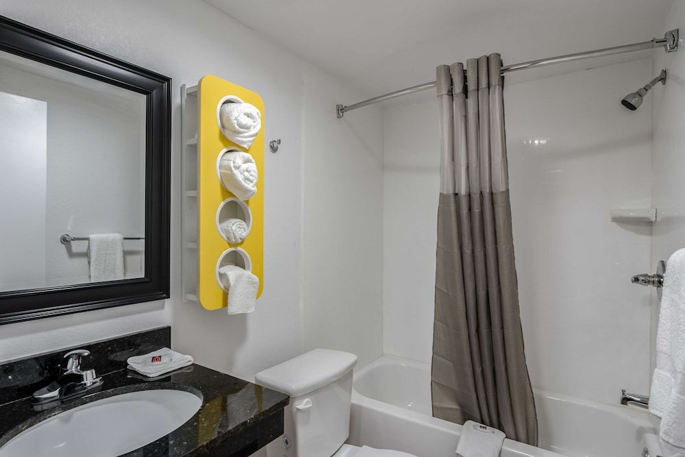 Motel 6 White, GA - Cartersville Standard Room, 2 Queen Beds, Non Smoking 9