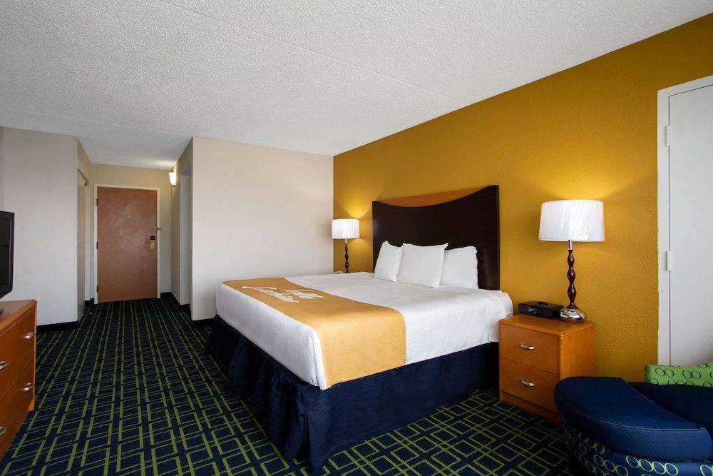 Room, 1 King Bed, Non Smoking, City View