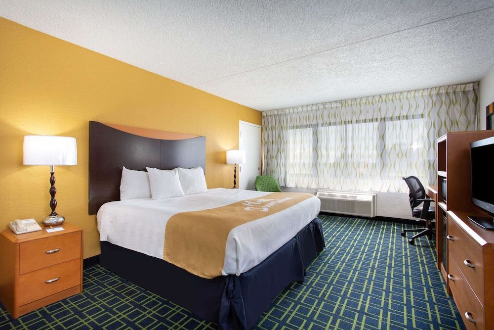 Room, 1 King Bed, Smoking
