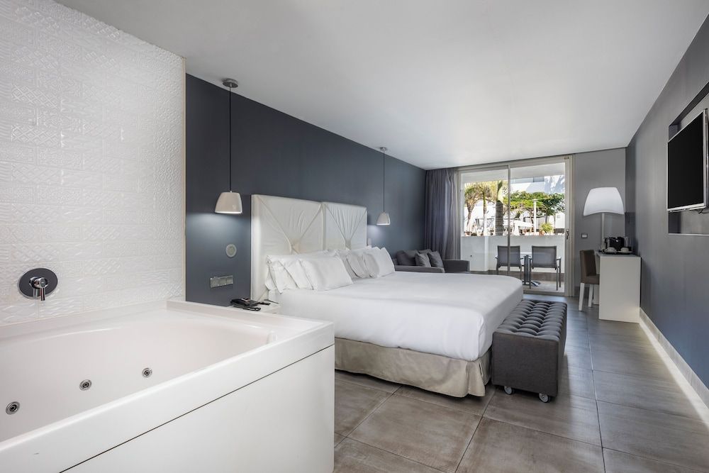 Deluxe Room, Hot Tub