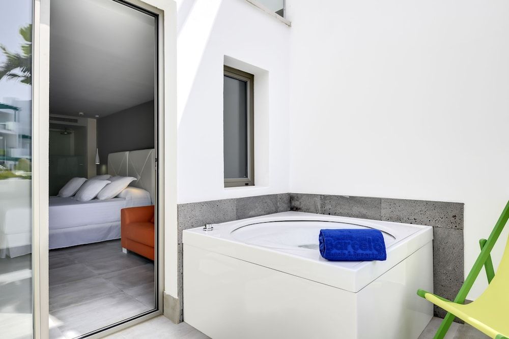 Deluxe Room, Hot Tub