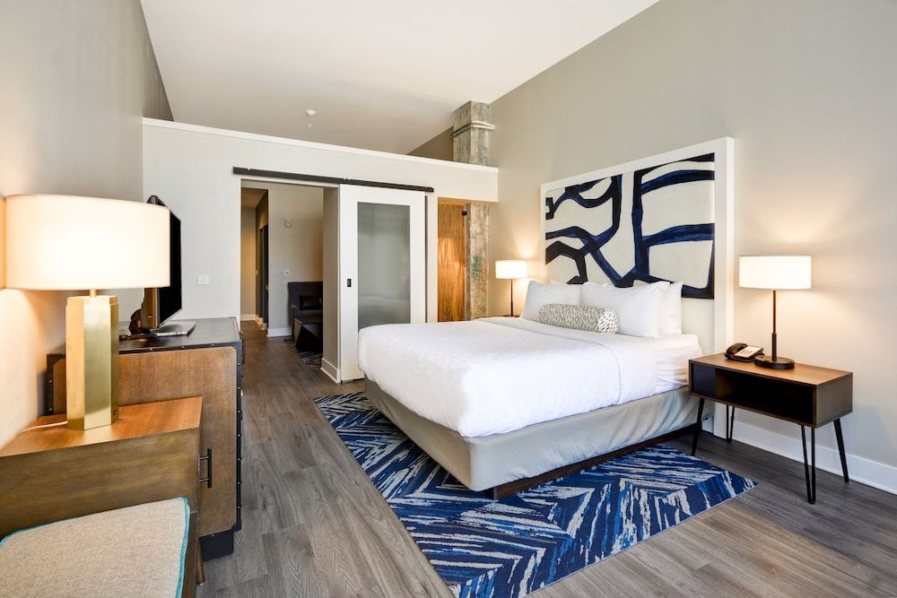Suite, 1 King Bed with Sofa bed, Accessible (Comm)