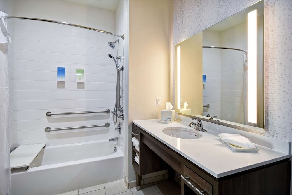 Suite, 1 King Bed, Accessible, Bathtub
