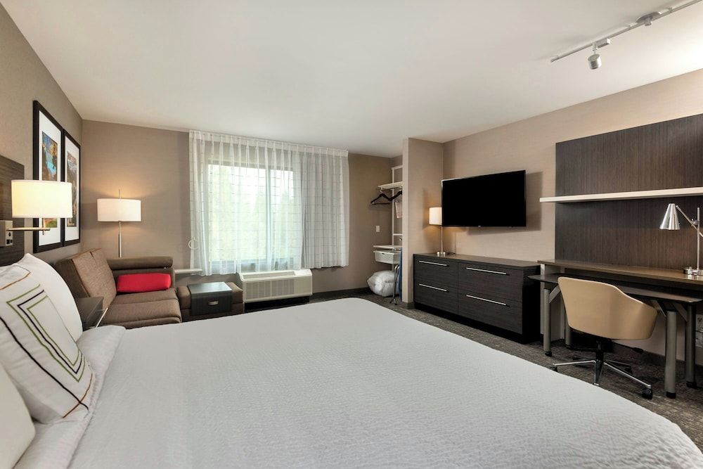 Studio Suite, 1 King Bed with Sofa bed (Mobility Accessible, Tub)