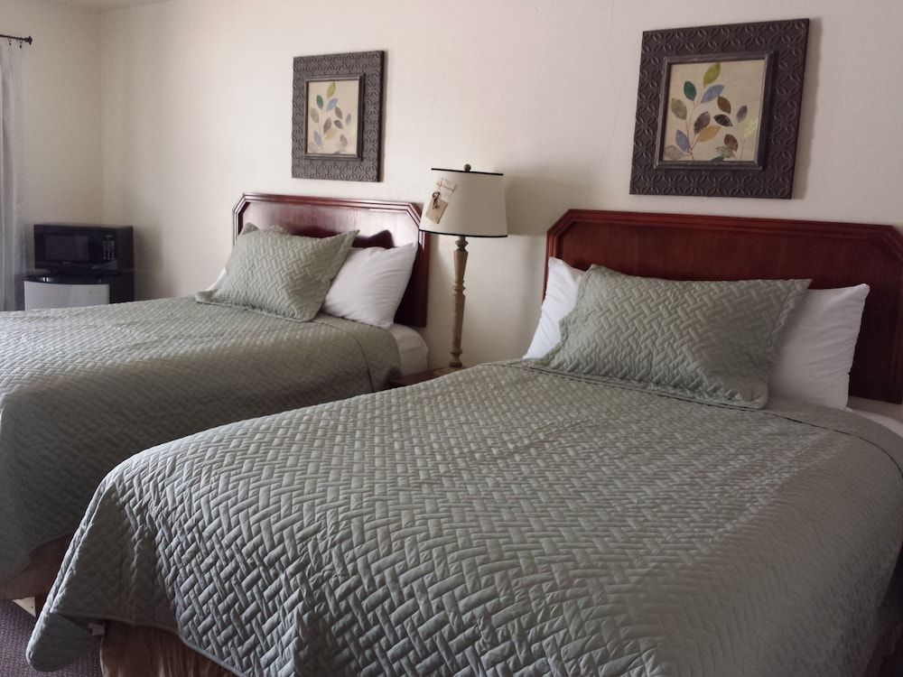 West Plains Motel Standard Room, 2 Double Beds, Non Smoking 9