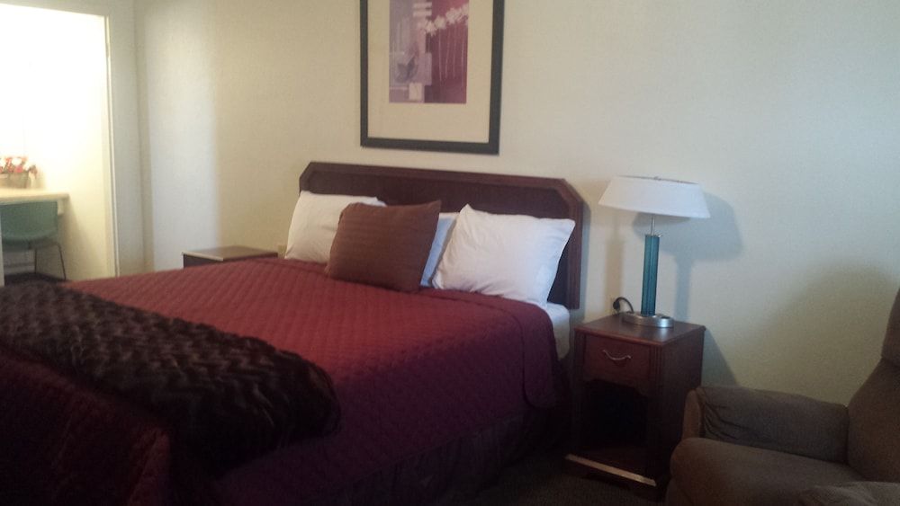 West Plains Motel Standard Room, 1 King Bed, Non Smoking 4
