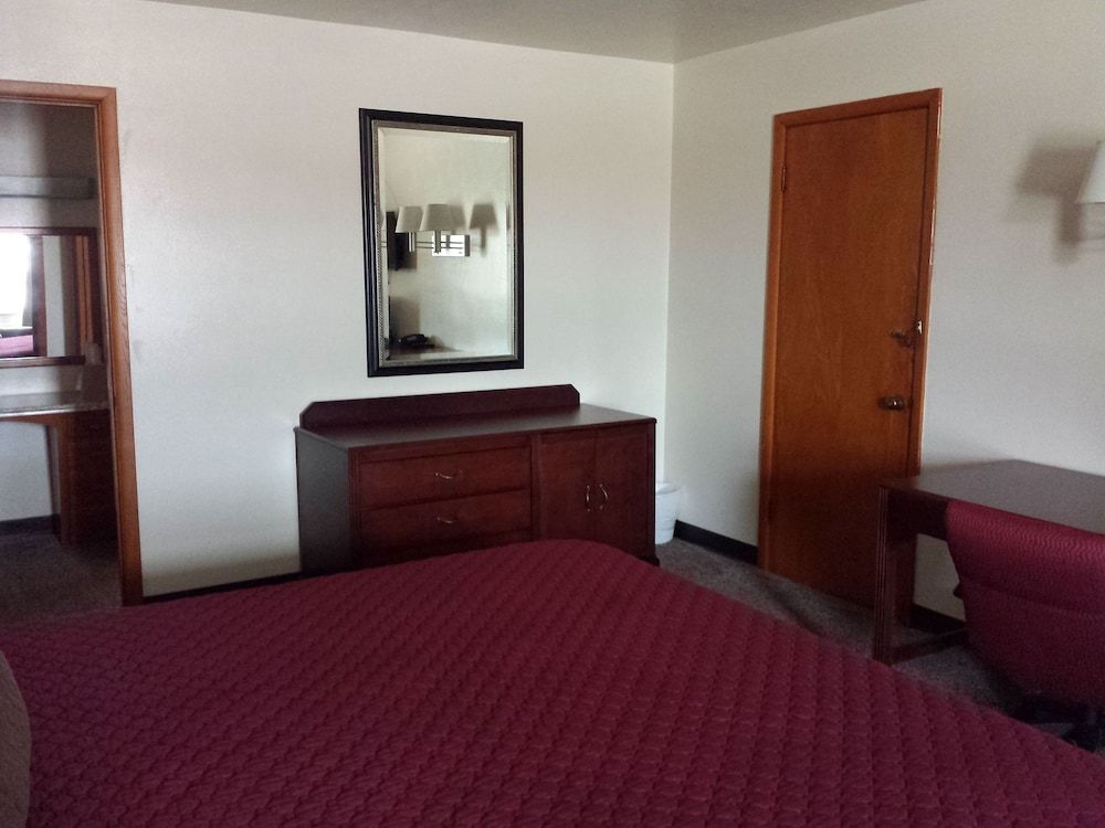 West Plains Motel Standard Room, 1 King Bed, Non Smoking 5