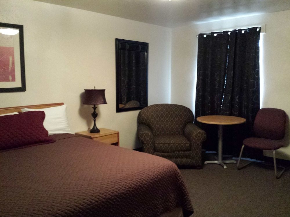 West Plains Motel Standard Room, 1 King Bed, Non Smoking 7