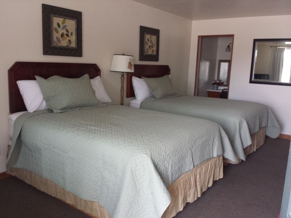 West Plains Motel Standard Room, 2 Double Beds, Non Smoking 3